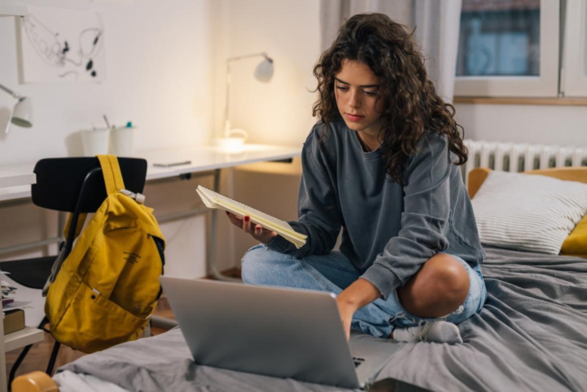 Moderne digitale Arbeitsumgebung für SEO-Analyse